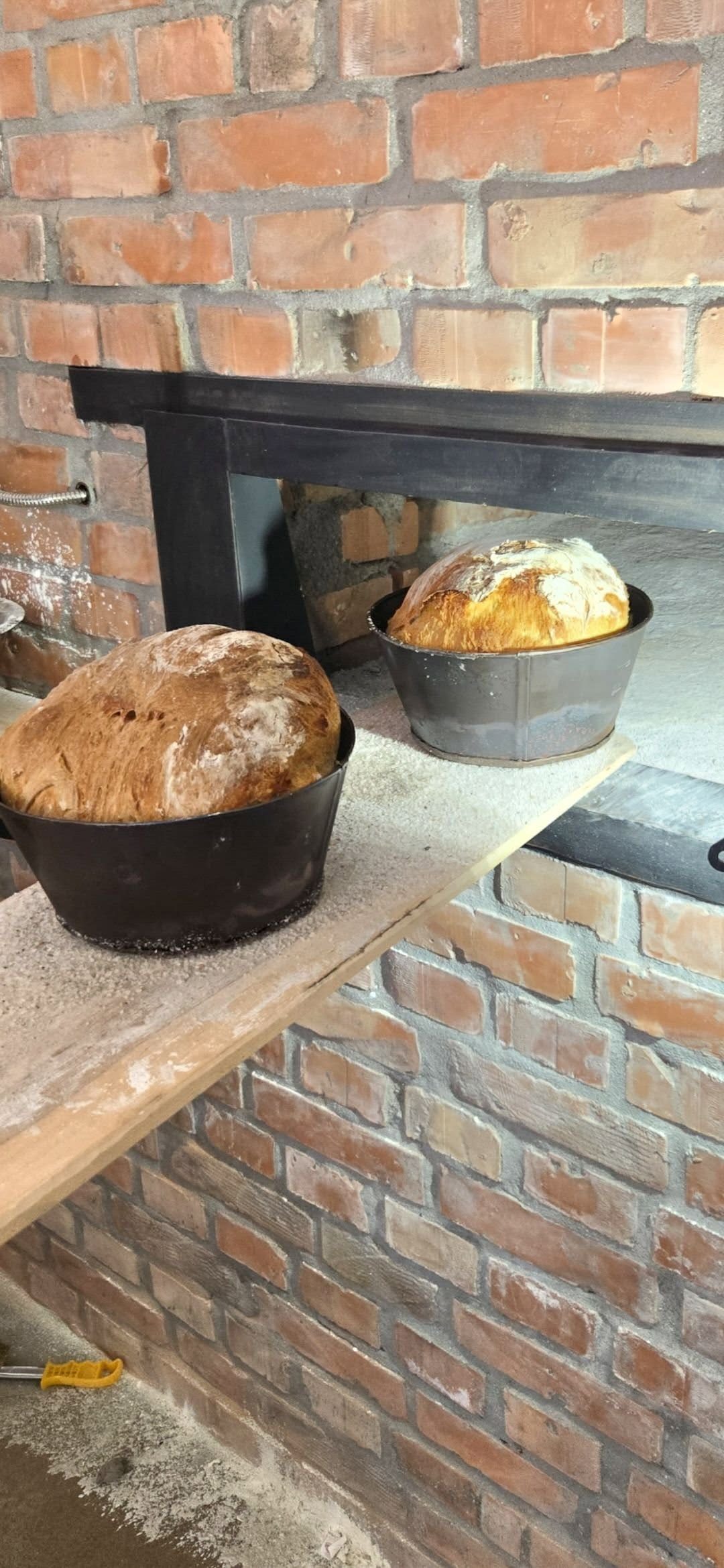 Cozonac copt în formă, la gura cuptorului cu vatră