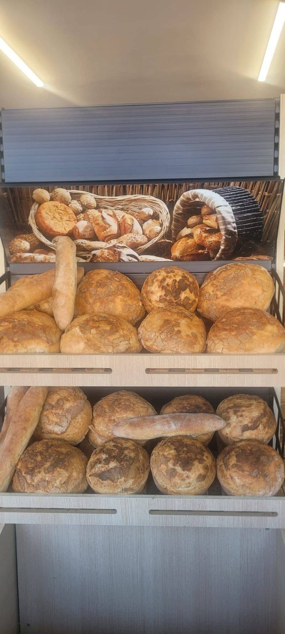 Rafturile pline cu pâine de casă