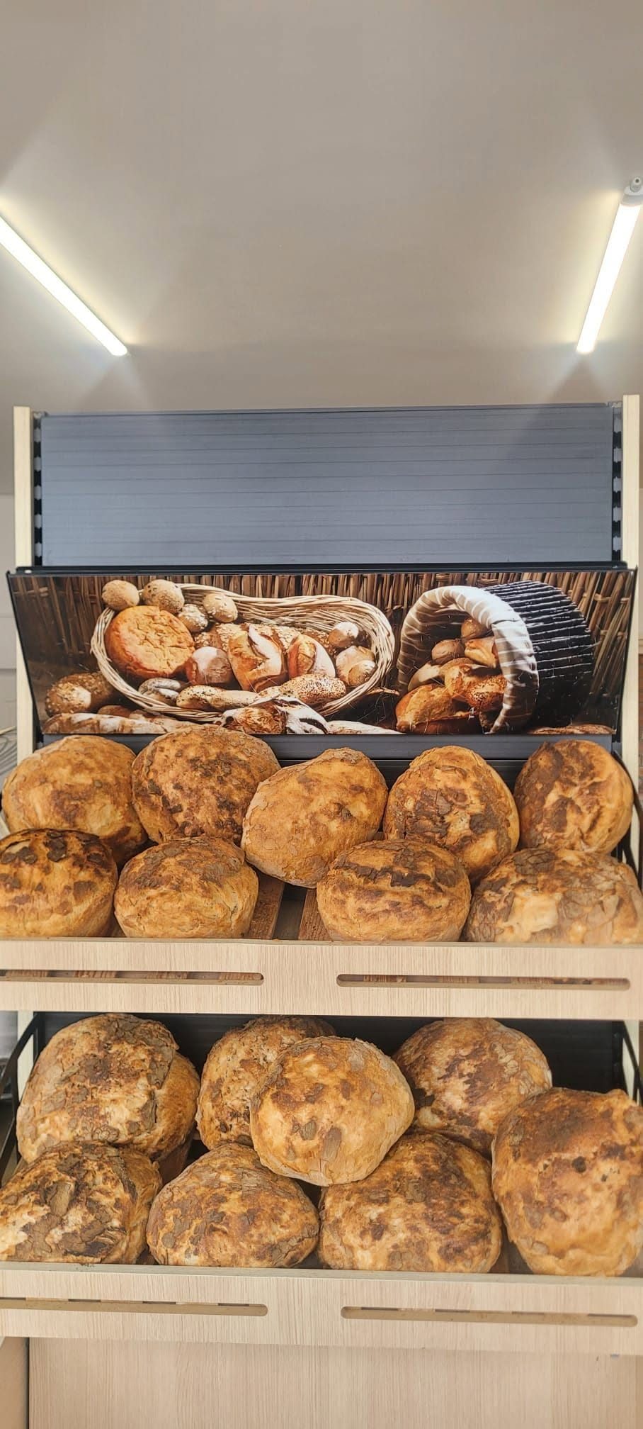 Raftul cu pâine, dimineața